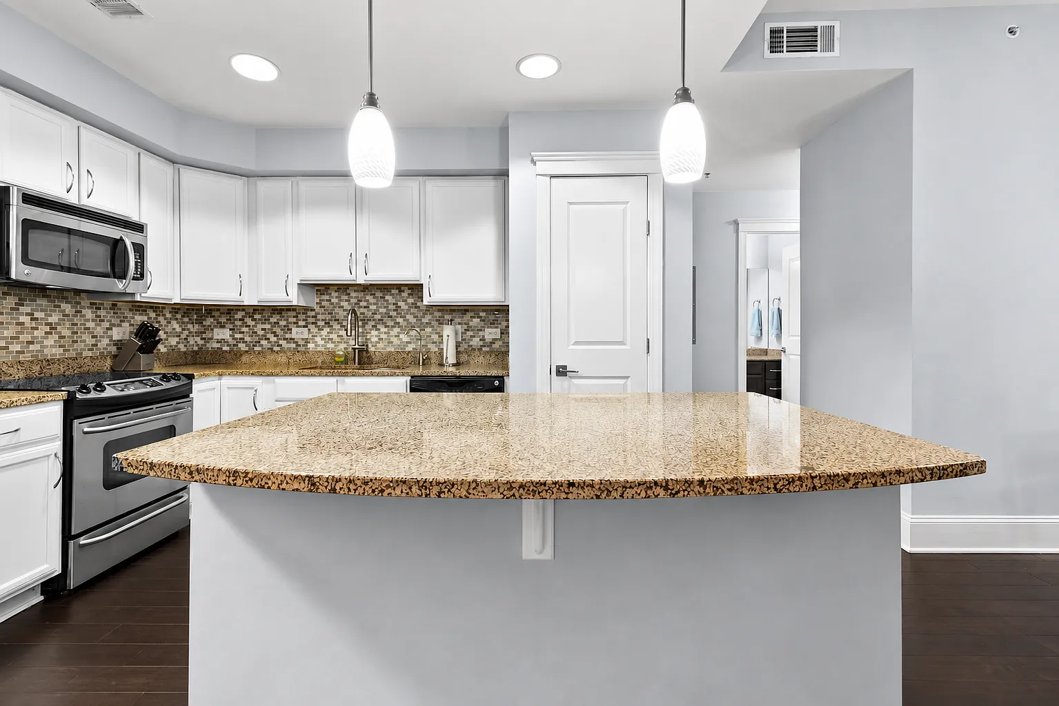 2 bed, 1200 sqft, $2,200 — Photo 4