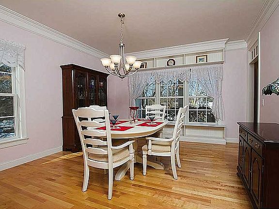 5th image of 21 Fleetwood Dr
