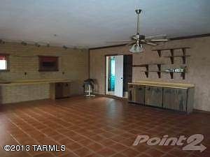 large family room w/tiled floor