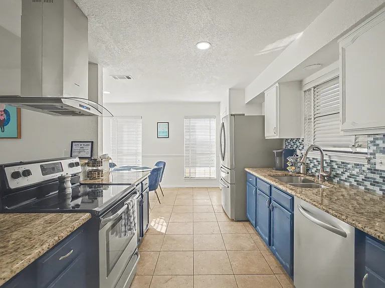 913 Sandhurst Dr — Photo 16