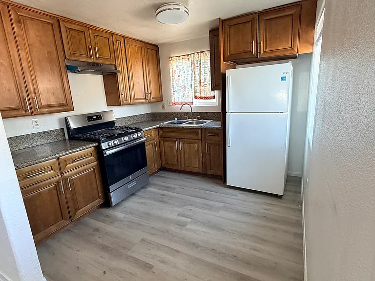2120 N Sierra Way — Photo 5