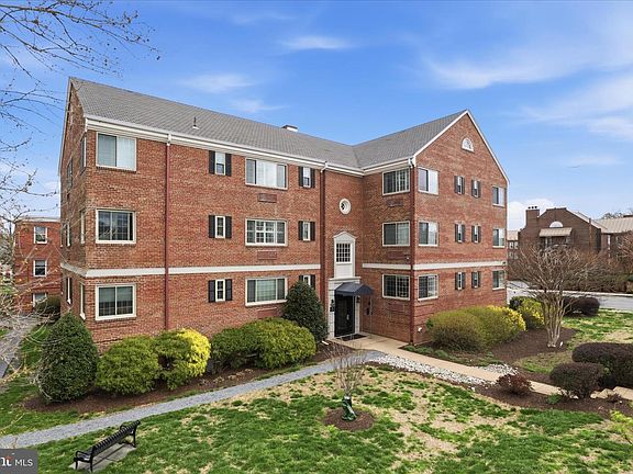 2nd image of 820B S Washington St #125