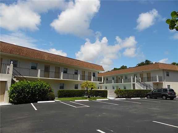 3rd image of 900 Jasmine Ln