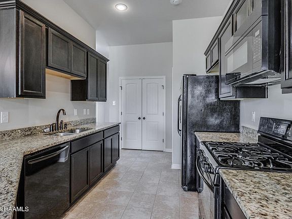 3rd image of 415 Elwick Dr