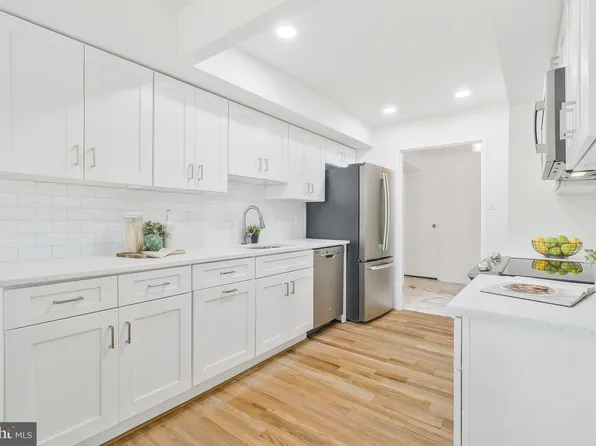 10300 Bushman Dr APT 109, Oakton, VA 22124