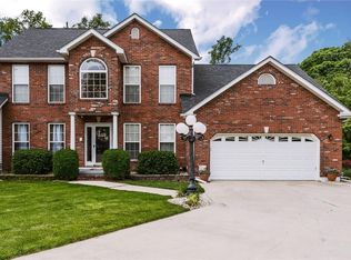 825 Woods Edge, Maryville, IL 62062