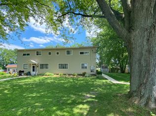 100 Deer Creek Dr #4, Genoa, IL 60135