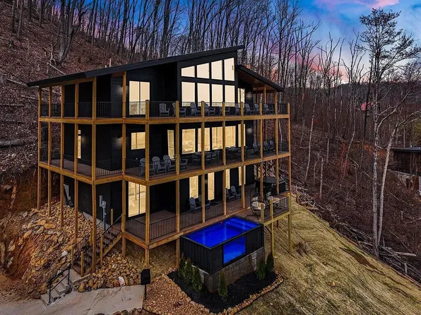 793 Chestnut Dr, Gatlinburg, TN 37738