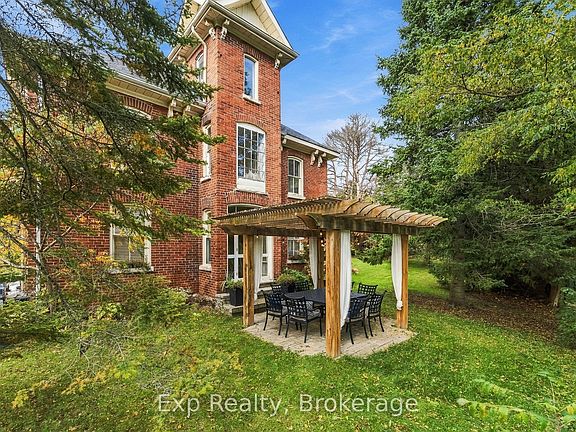 3rd image of 835 Brook Rd N