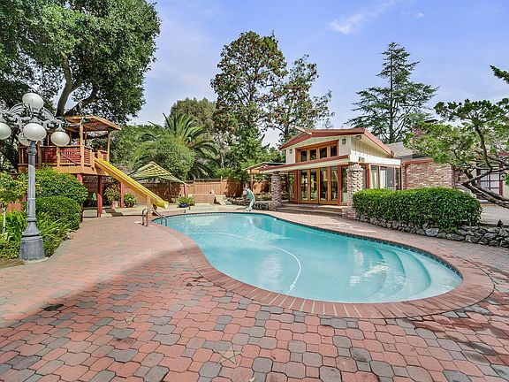 5th image of 380 Blue Oak Ln