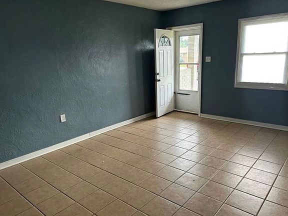 2nd image of 302 W Wood St