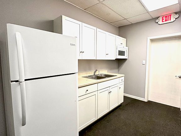 113 Baltimore St 1st Fl. Studio Live/Work Apt - Full Kitchen