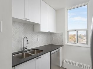 100 Dundas St E, Mississauga, ON L5A 1W5