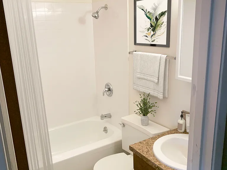 314 1/2 N 41st Ave #3L — Photo 10