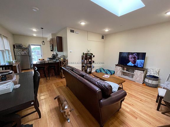 2nd image of 549 Washington St #6