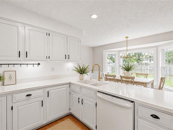 5th image of 933 Lockspur Cres