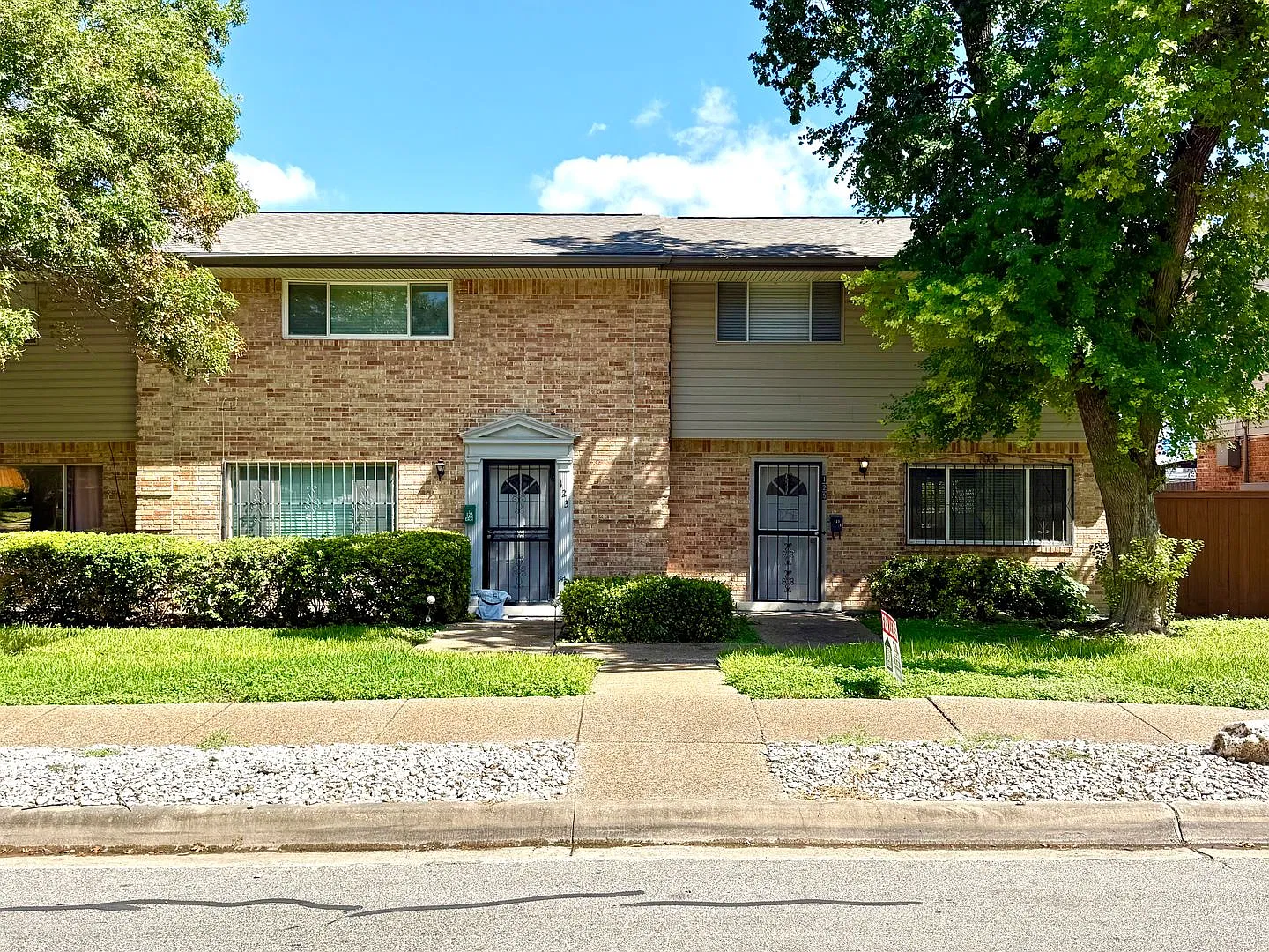 Updated 2-Bedroom Townhome Near the Airport & Hwy 281! — Photo 1