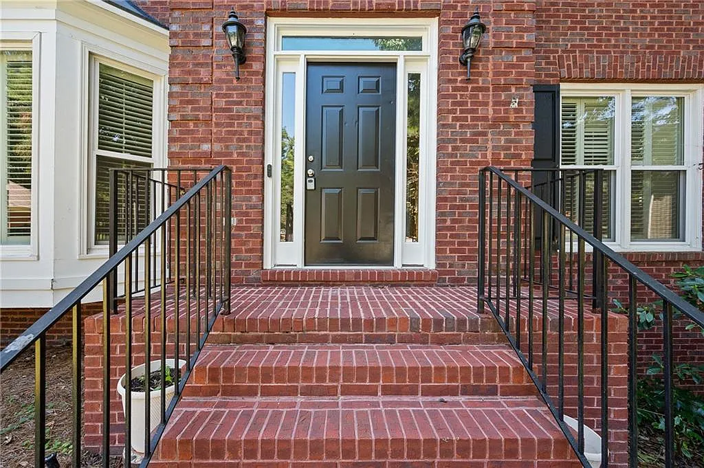 4 bed, 2.5 bath, 2843 sqft, $4,000 — Photo 2