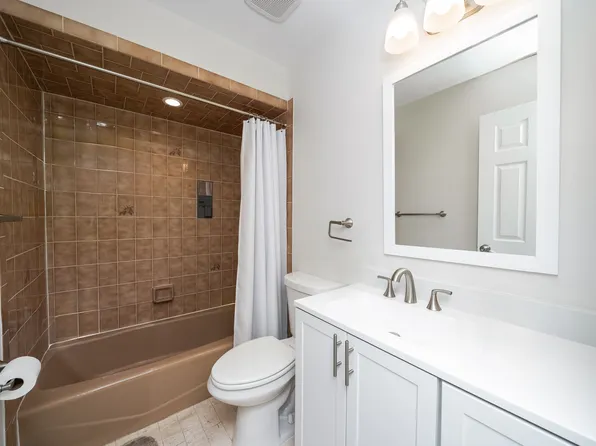 213 Roosevelt Street image 16 of 24