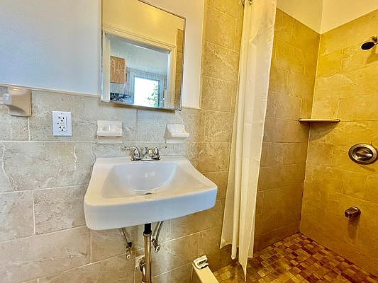 5th image of 2101 Steinway St APT 3