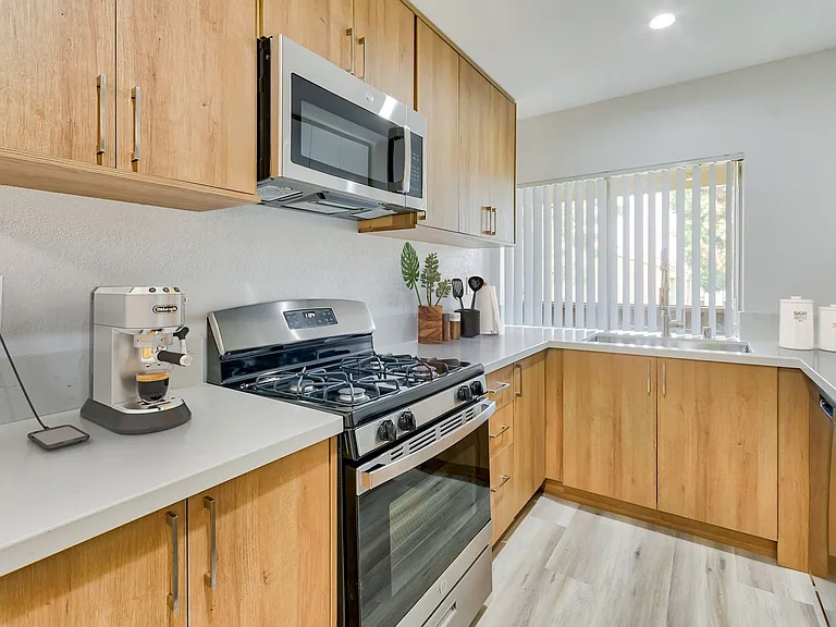 Torrey Pines Apartment Homes — Photo 9