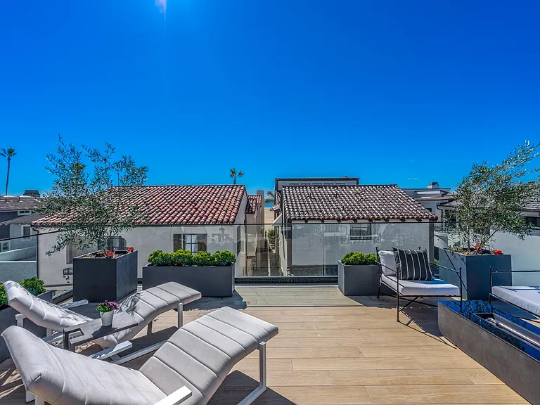 1025 W Balboa Blvd — Photo 38