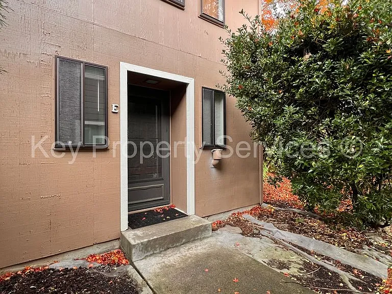 607 R St — Photo 1