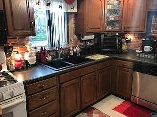 3rd image of 220 Sylvan Dr