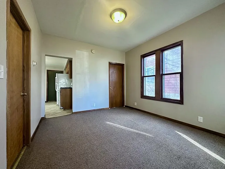 598 Rose Ave E — Photo 3