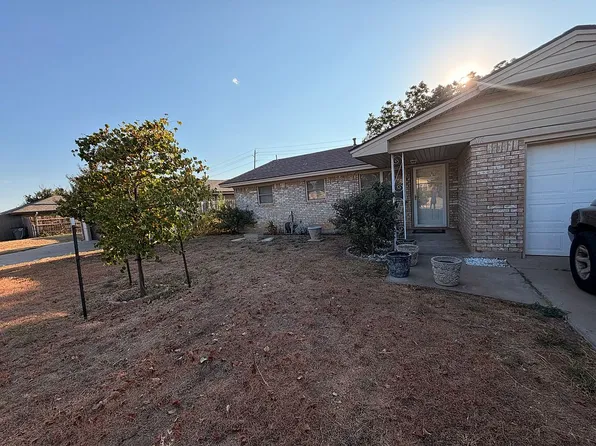 206 SE Surrey Pl, Lawton, OK 73501