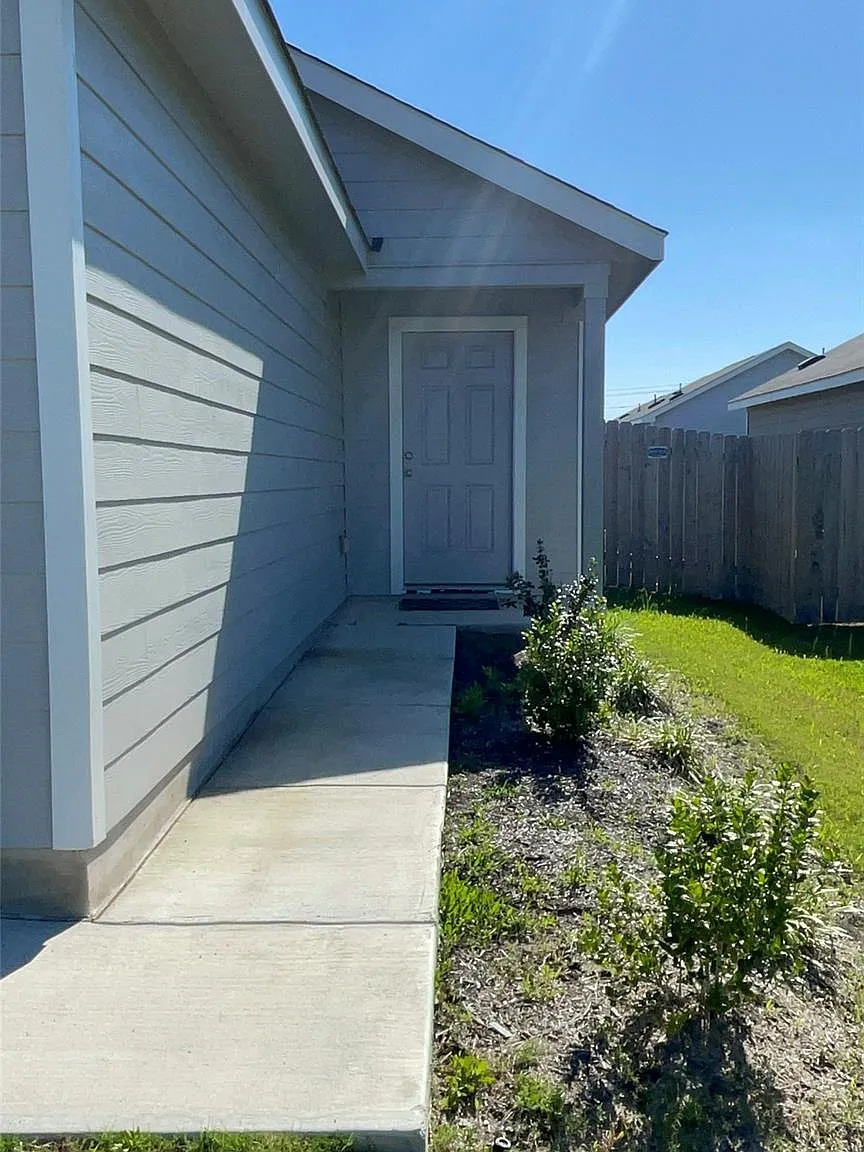 3 bed, 2.0 bath, 1400 sqft, $1,700 — Photo 2