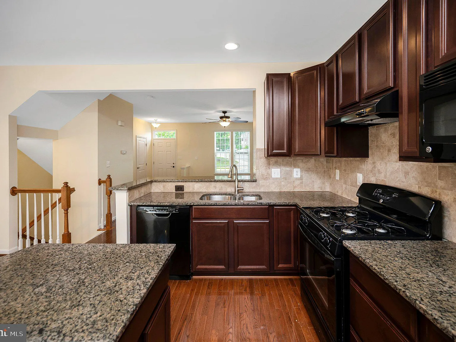 3 bed, 3.0 bath, 2052 sqft, $2,550 — Photo 4