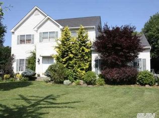 5 Naomi Ct, Melville, NY 11747