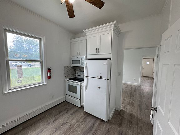 4th image of 111 Higbie Ln APT 1