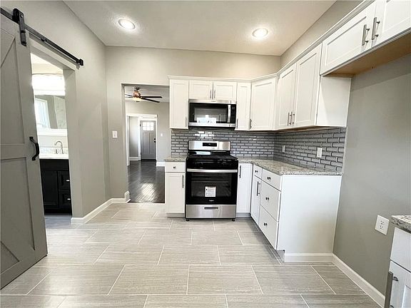 5th image of 946 W 42nd St