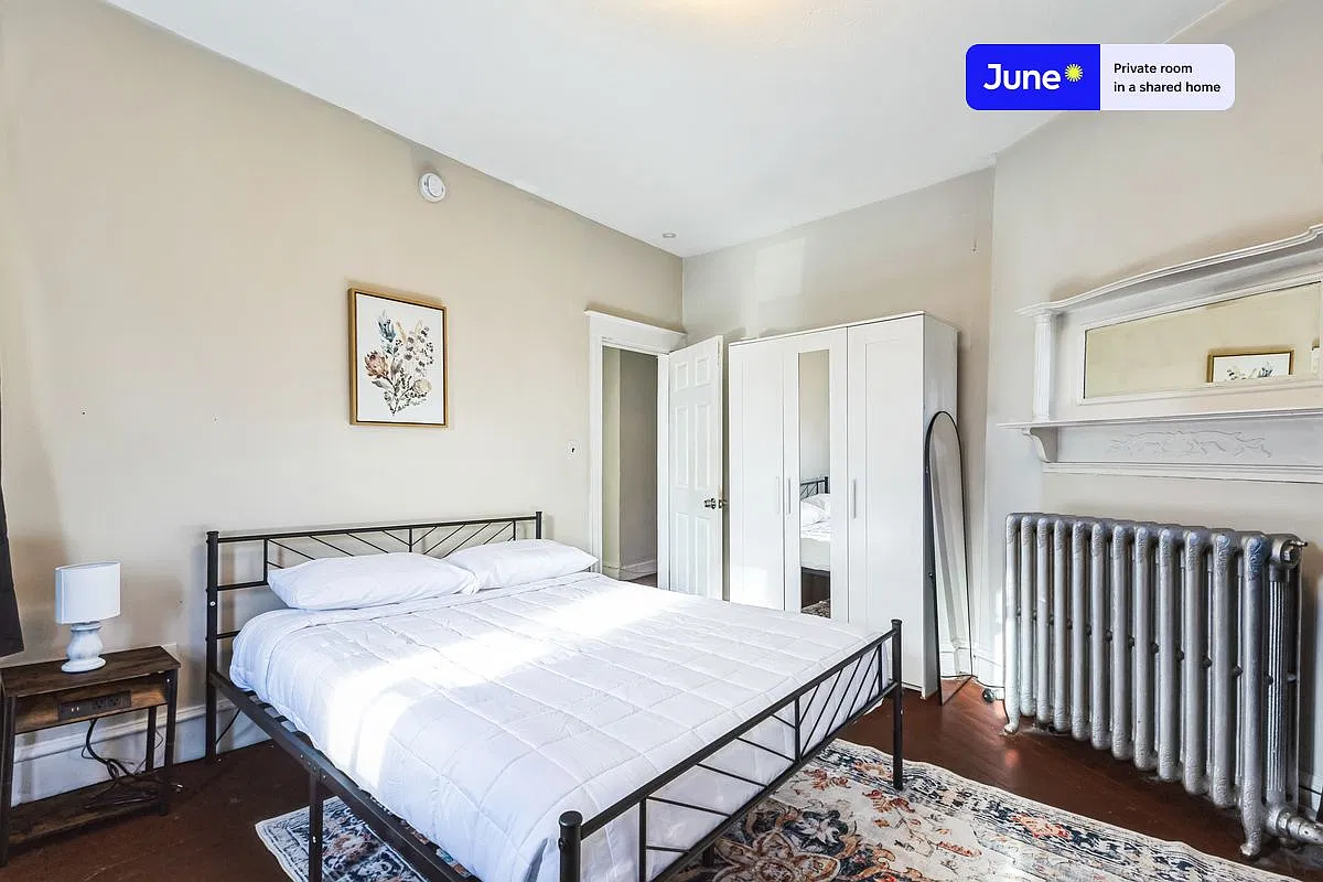 Queen bedroom in 5 bed/1.5 bath home in Harvard Square #1809 C — Photo 2