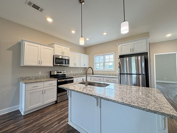 3rd image of 211 Silverthorn Dr