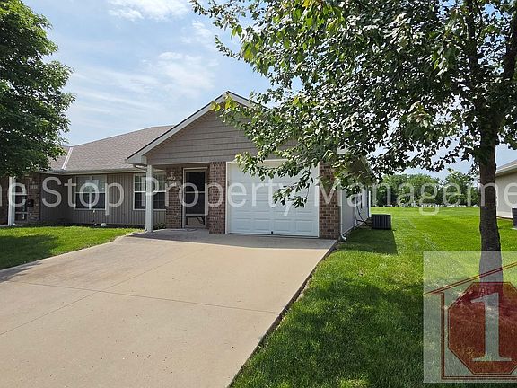 2nd image of 1107 NW Willow Dr