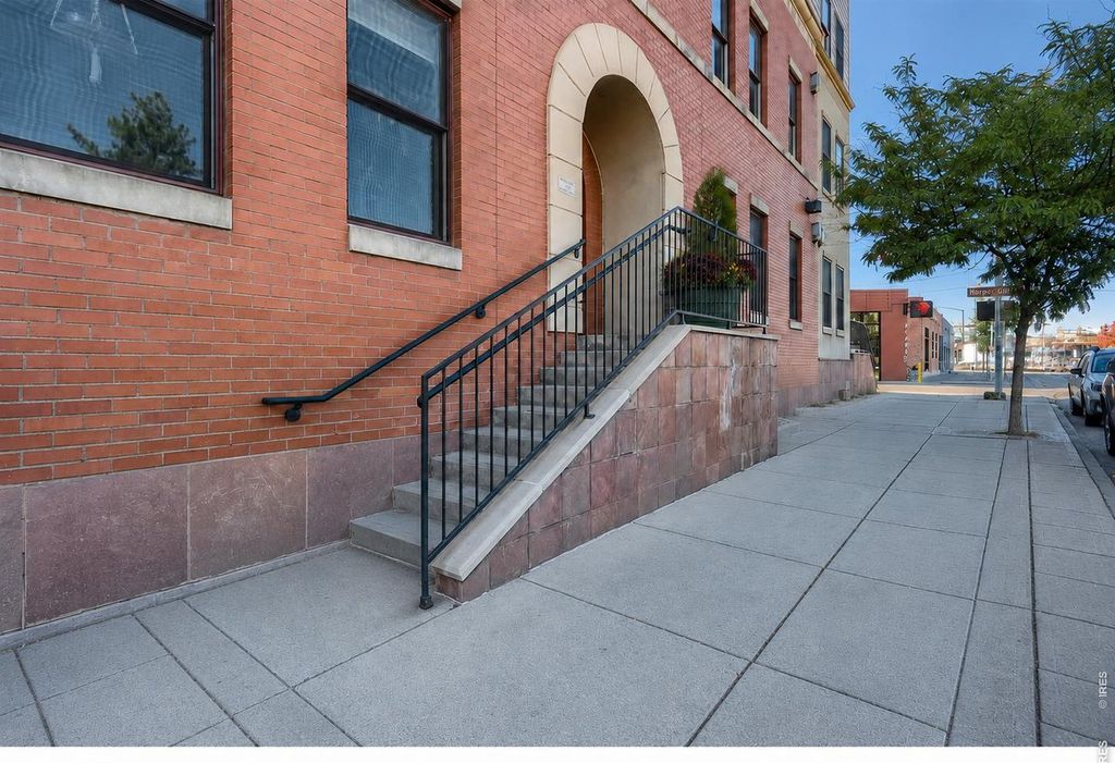 261 Pine St #206