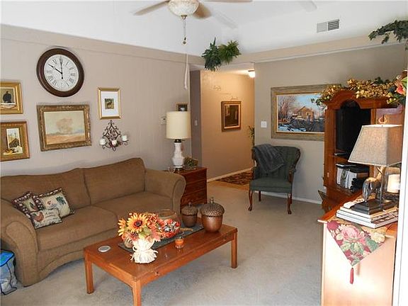 4th image of 407 Columbia Cir