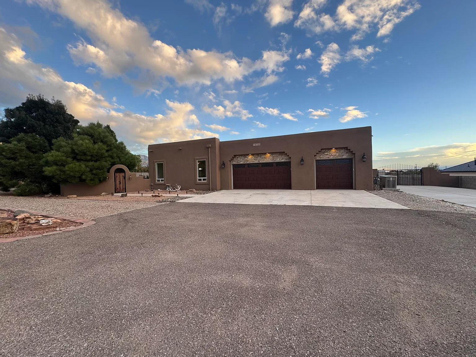 5 bed, 4.0 bath, 4833 sqft, $5,000 — Photo 2