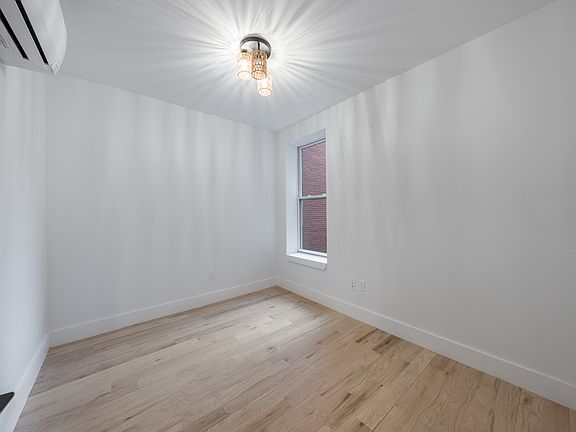 4th image of 376 Montgomery St #3D