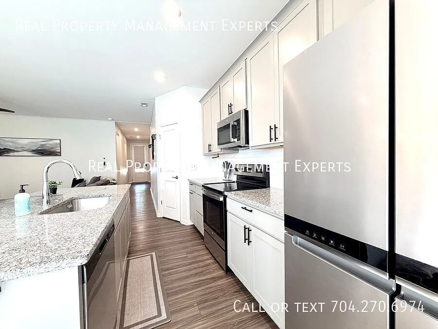 Fully Furnished 3BR/2.5BA Townhouse in Charlotte! — Photo 3