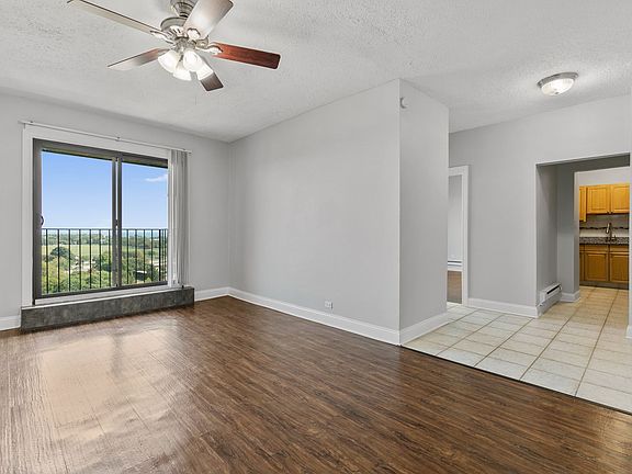 2nd image of 4520 N Clarendon Ave APT 903