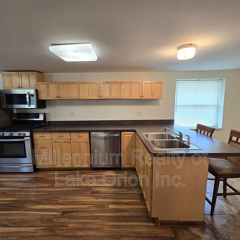 3 bed, 2.0 bath, 1199 sqft, $1,650 — Photo 2