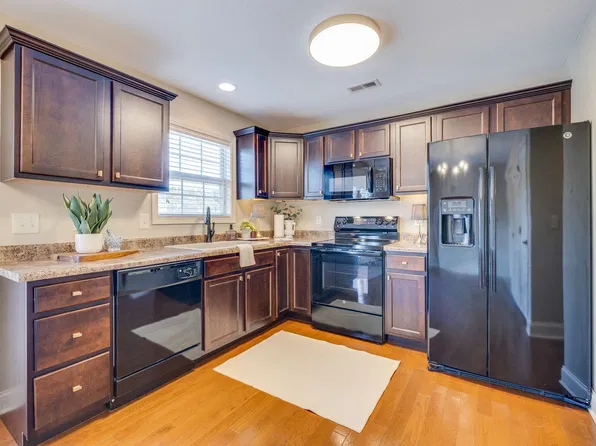 652 Grays Pointe Ct, Johnson City, TN 37615