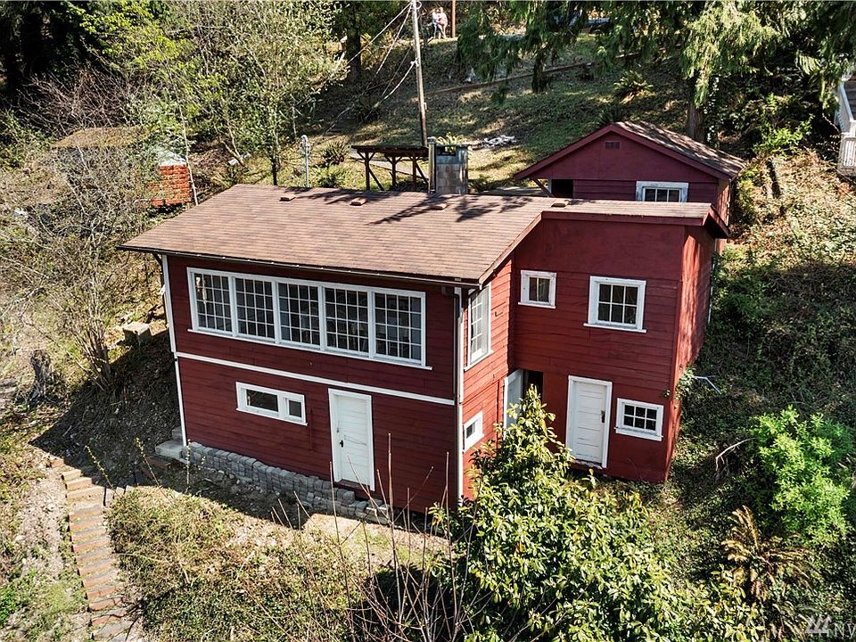 This awesome rustic cabin is ready for you to enjoy those summer days out on Ohop Lake!