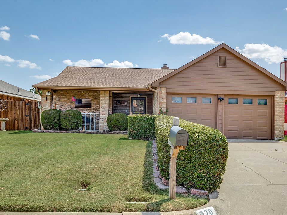 1st image of 220 Hemlock Dr