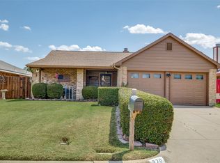 220 Hemlock Dr, Arlington, TX 76018