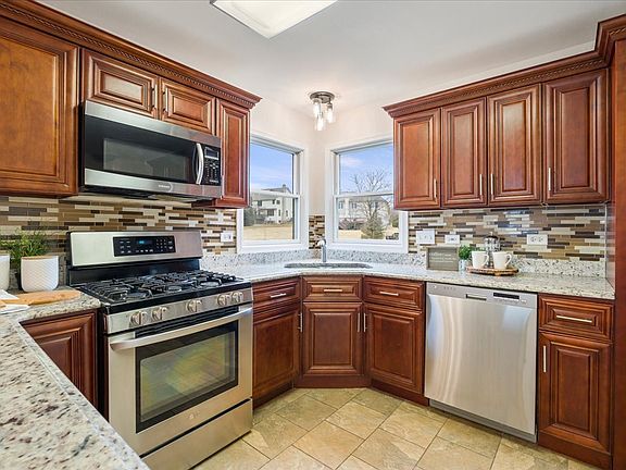 2nd image of 1294 Hunters Rdg E